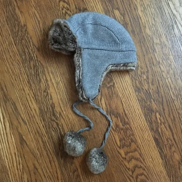 ​Banana Republic S/M Gray Wool Alpaca Knit Trapper Hat Faux Fur Trim Pom Pom Banana Republic Cuff Soft Cable-Knit Beanie w/ Faux Fur Pom  main image 3